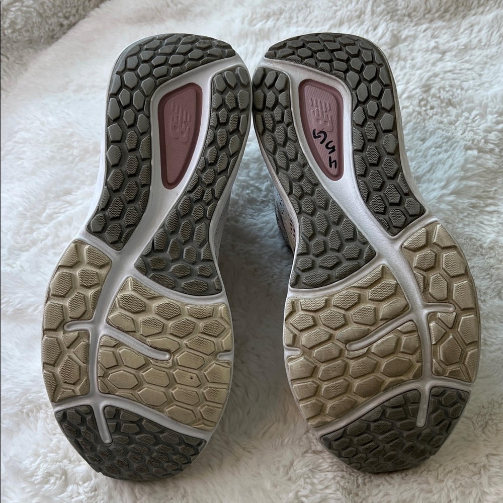 New Balance Women's Running Shoes in Dusty Pink and Cream 8.5 - Picture 8 of 10